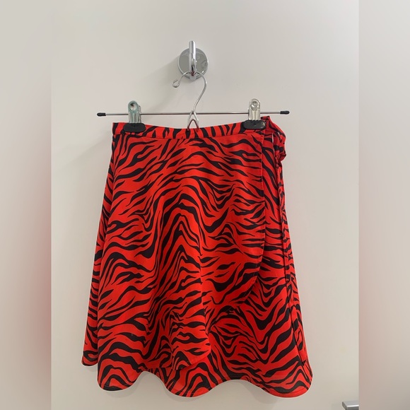 ARITZIA Sunday Best Red Zebra Print Wrap Around Mini Skirt in 00 - Picture 1 of 7
